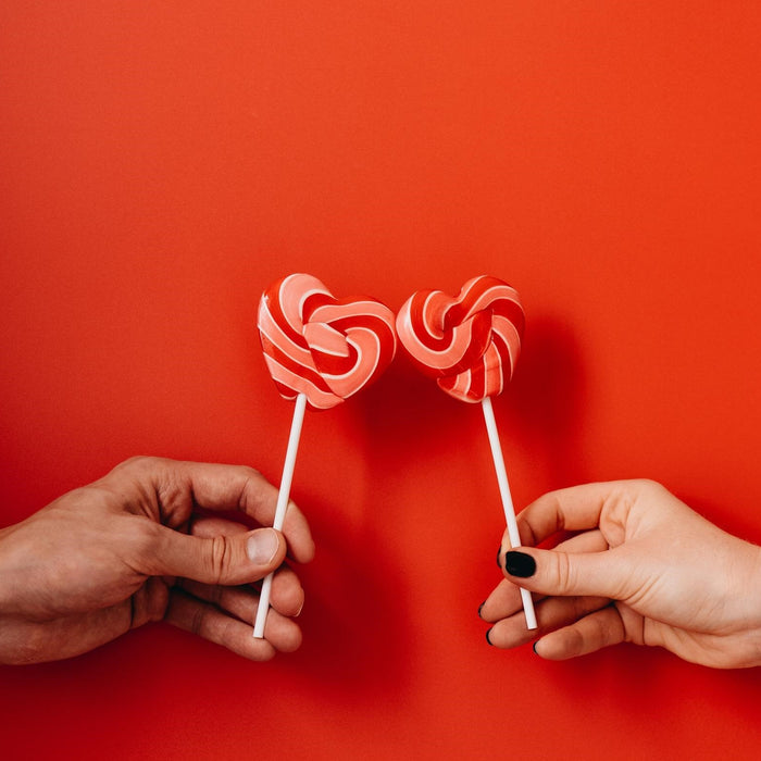 kiss; heart; lollipop; couple; wedding anniversary; gift idea; for her; for him; gift ideas; getaway